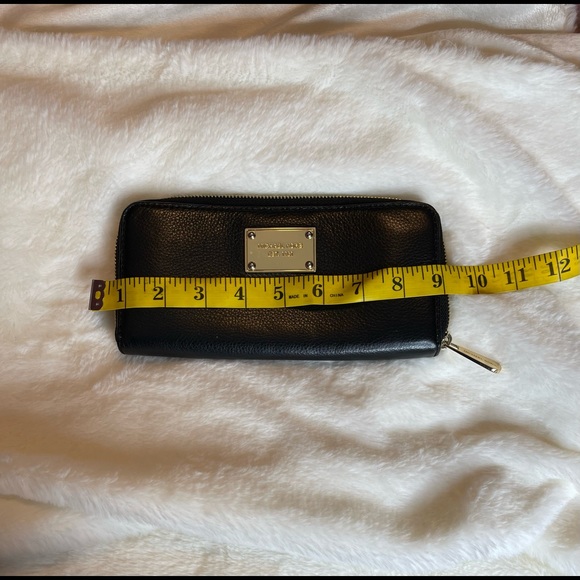 ❌❌❌❌Sold❌❌❌Authentic Michael Kors Wallet - Picture 8 of 8